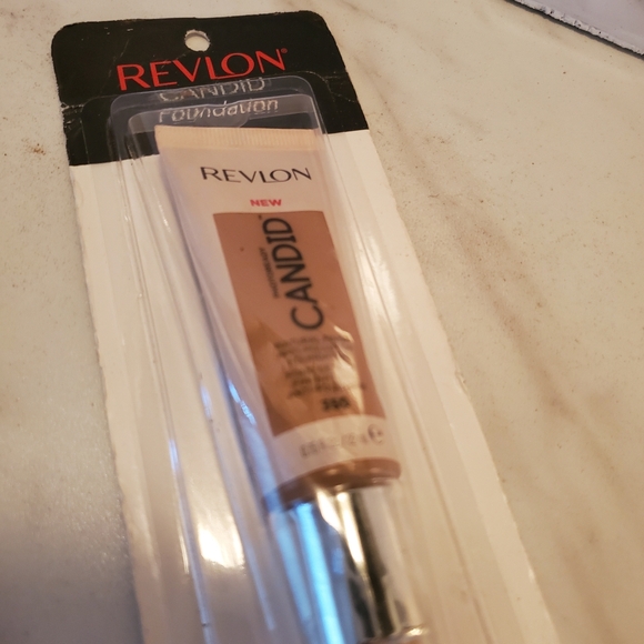 Revlon Candid Foundation - Picture 2 of 6